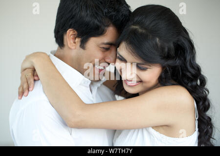 Coppia giovane romancing Foto Stock