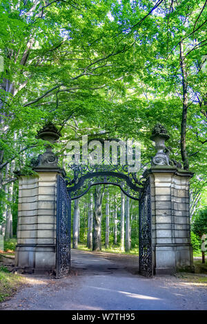 Gateway di antico parco in autunno Foto Stock