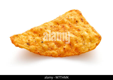 Unico tortilla di mais chip isolati su sfondo bianco Foto Stock