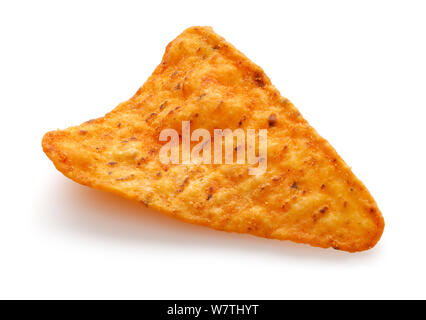 Unico tortilla di mais chip isolati su sfondo bianco Foto Stock