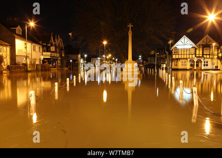 Invaso città di Datchet di notte durante il mese di febbraio 2014 a inondazioni, Berkshire, Inghilterra, Regno Unito, 11 febbraio 2014. Foto Stock