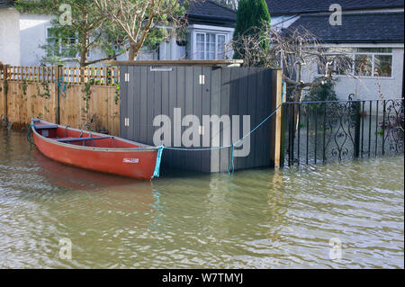 Canoa legata al di fuori di casa allagate durante febbraio 2014 inondazioni, Sunbury on Thames Surrey, Inghilterra, Regno Unito, 15 febbraio 2014. Foto Stock