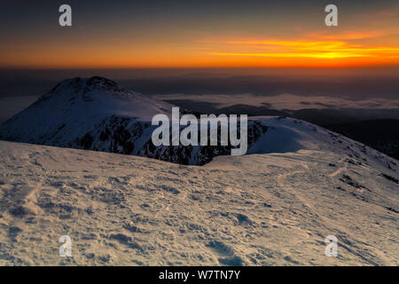 Vista della pianura dal picco di montagna in inverno tempo di sunrise Foto Stock