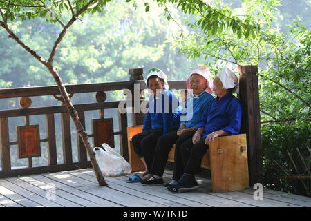 Anziani Le donne cinesi di Miao appartenenti a una minoranza etnica di riposo in un Miao villaggio nella contea di Leishan, Qiandongnan Miao e Dong prefettura autonoma, southwest Chi Foto Stock