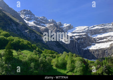 Vista verso il Cirque de Gavarnie, Parco Nazionale dei Pirenei, Francia, giugno 2013. Foto Stock