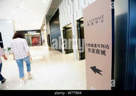 I clienti sono raffigurato all'L'Avenue, un centro commerciale e complesso per uffici, nel distretto di Changning, Shanghai, Cina, 15 maggio 2017. Changning District opene Foto Stock