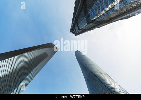 Un worm occhio della vista (da sinistra) il World Financial Center di Shanghai, la Shanghai Tower e Torre Jinmao nel Quartiere Finanziario di Lujiazui in Pudon Foto Stock