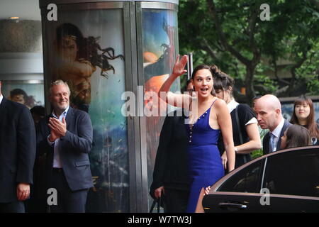 Attrice israeliana e modello Gal Gadot arriva in corrispondenza di una prima assoluta per il suo film 'Wonder Woman" in Cina a Shanghai, 15 maggio 2017. Foto Stock