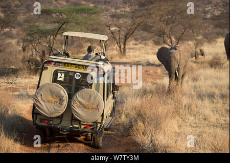 I turisti fotografare l'elefante africano (Loxodonta africana) nel Samburu riserva nazionale, Kenya, Africa, settembre 2013. Foto Stock