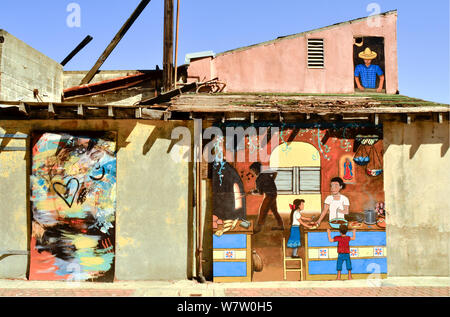 Arte sulle pareti del vacante edificio fatiscente in Pittsburg, California Foto Stock