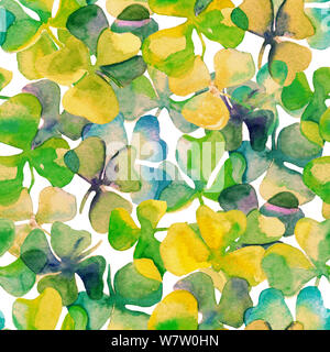 Acquerello disegnato a mano di foglie di trifoglio in seamless pattern su sfondo bianco. Aquarelle colori verde e blu. full frame. Design per copertine, carta da parati Foto Stock