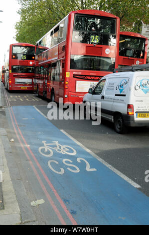 CS2 Barclay ciclo del percorso autostradale due con red Londra gli autobus a due piani vicino a fianco, Bow Road, London Borough of Tower Hamlets, England, Regno Unito, ottobre 2013. Foto Stock