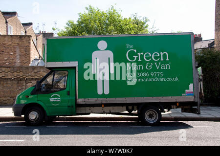Il Green Man e Van stampati sul lato di color verde van con Carbonio Neutro sulla porta, London Borough of Hackney, England, Regno Unito, maggio 2013. Foto Stock