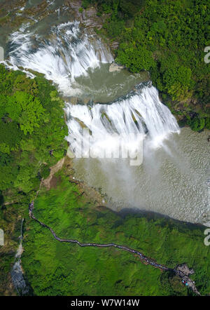 --FILE--Vista aerea della cascata Huangguoshu nella città di Anshun, a sud-ovest della Cina di Guizhou, 1 maggio 2017. Foto aerea scattata il 9 maggio 2017 ha mostrato Foto Stock