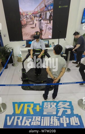 Un visitatore cerca fuori VR anti-terrorismo attrezzature di formazione durante il sesto Cina (Pechino) Mostra Internazionale e simposio sulle attrezzature di polizia Ant Foto Stock