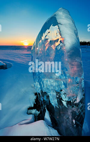 La formazione di ghiaccio al tramonto, il lago Baikal, Siberia, Russia, Marzo. Foto Stock