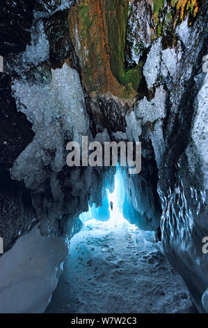 Grotta riempita di ghiaccioli / stalattiti di ghiaccio, il lago Baikal, Siberia, Russia, Marzo. Foto Stock
