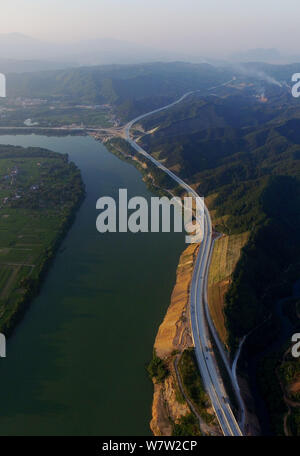Vista aerea del Sanliu superstrada che collega Sanjiang contea e città Liuzhou in Rongshui Miao contea autonoma, a sud della Cina di Guangxi Zhuang Autonom Foto Stock