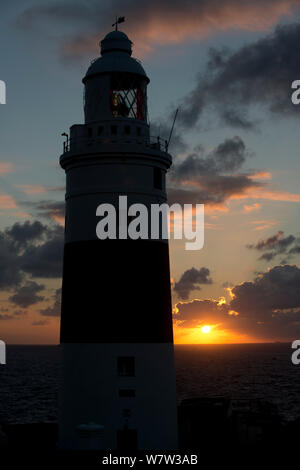 Europa Point Lighthouse all'alba, guardando verso est nel Mare Mediterraneo, Gibilterra, Dicembre. Foto Stock