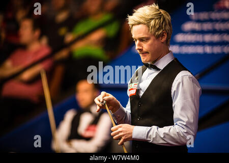 Jimmy Robertson di Inghilterra chalks spunto come egli ritiene che un colpo di Marco fu di Hong Kong nella prima fase della loro seconda partita durante la 20 Foto Stock