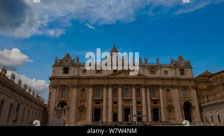 La Basilica di San Pietro in Vaticano nel bel tempo durante il giorno Foto Stock