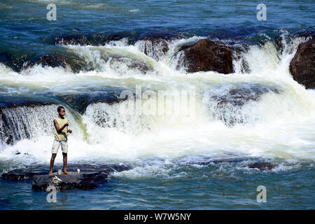 I bambini la pesca nelle rapide di Saltinho. Corubal river, Guinea Bissau, dicembre 2013. Foto Stock