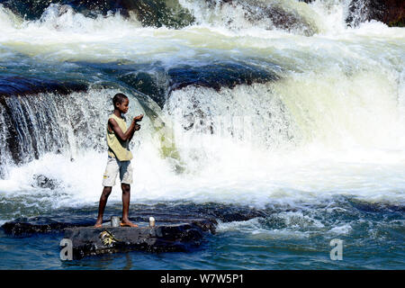 I bambini la pesca nelle rapide di Saltinho. Corubal river, Guinea Bissau, dicembre 2013. Foto Stock