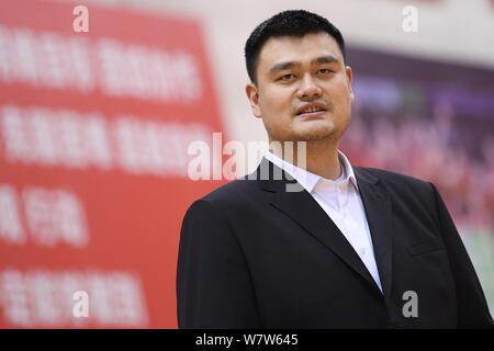 Pensionato cinese di pallacanestro Yao Ming, Presidente della cinese di pallacanestro (CBA), orologi giocatori della nazionale femminile cinese di pallacanestro Foto Stock