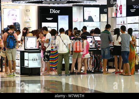 --FILE--i clienti a fare acquisti presso un hotel boutique di Dior in un duty-free shopping mall in città di Sanya, Cina del sud della provincia di Hainan, 27 settembre 2014. Offshore Foto Stock