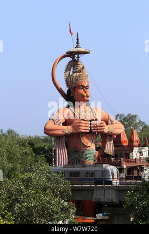 Basso angolo di visione di un Signore Hanuman, New Delhi, India Foto Stock