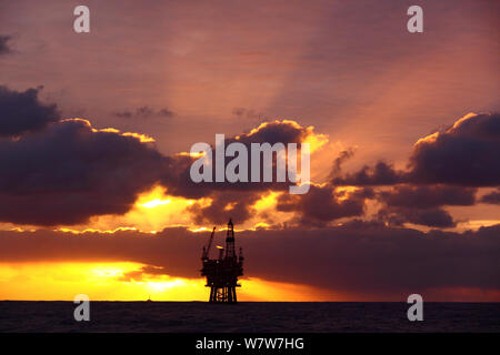 Sunrise all'Eider piattaforma, 60 miglia a nord-est delle Isole Shetland, Mare del Nord, novembre 2013. Tutti i non-usi editoriali deve essere eliminato singolarmente. Foto Stock