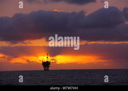 Sunrise all'Eider piattaforma, 60 miglia a nord-est delle Isole Shetland, Mare del Nord, novembre 2013. Tutti i non-usi editoriali deve essere eliminato singolarmente. Foto Stock