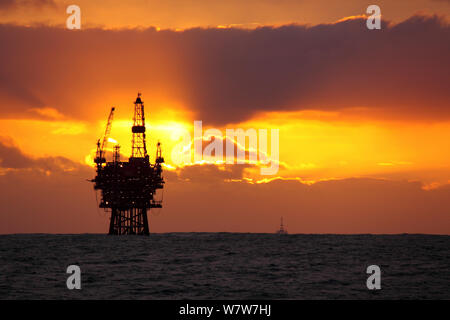 Sunrise all'Eider piattaforma, 60 miglia a nord-est delle Isole Shetland, Mare del Nord, novembre 2013. Tutti i non-usi editoriali deve essere eliminato singolarmente. Foto Stock