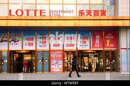 --FILE--un pedone cammina davanti a un grande magazzino di Lotte di Lotte Gruppo nella città di Liaoning, a nord-est della Cina di provincia di Liaoning, 28 febbraio 2017. Sou Foto Stock