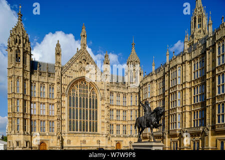 Il cielo blu sopra il Palazzo di Westminster e Palazzo Vecchio cortile con la statua di Riccardo Cuor di Leone Foto Stock