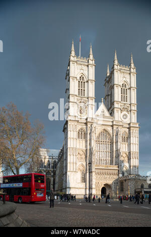 La grande porta occidentale e torri di Westminster Abby, la famosa chiesa nel centro di Londra Foto Stock