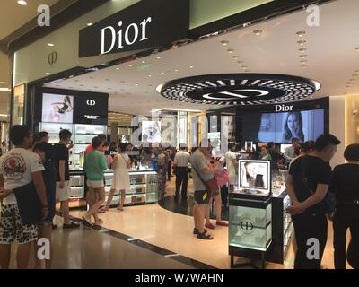 --FILE--i clienti a fare acquisti presso un hotel boutique di Dior in un duty-free shopping mall in città di Sanya, Cina del sud della provincia di Hainan, 12 marzo 2015. Dazio offshore Foto Stock