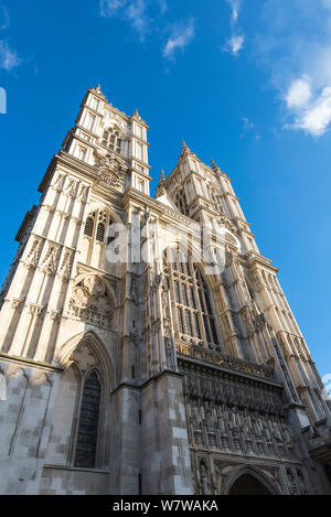 Vista dall'angolo basso dell'abbazia di Westminster con cielo blu, che mostra l'architettura gotica di Londra, Inghilterra, iconico monumento britannico e patrimonio mondiale dell'UNESCO Foto Stock