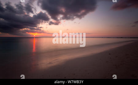 Seven Mile Beach al tramonto, Grand Cayman Island, Isole Cayman, maggio 2012. Foto Stock