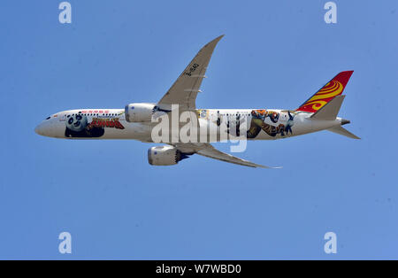 --FILE--Un Boeing 787-9 piano a getto di Hainan Airlines di NHA gruppo prende il largo nel corso della XI China International Aviation e salone aerospaziale, anche Foto Stock