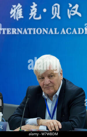 Attore francese e regista Jacques Perrin assiste la International Seminario Accademico sul Jacques Perrin's documentario sulla natura a Pechino in Cina, 18 Apri Foto Stock