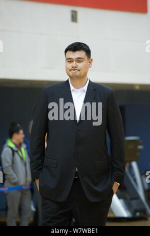 Pensionato cinese di pallacanestro Yao Ming, Presidente della cinese di pallacanestro (CBA), reagisce come egli guarda i giocatori della nazionale cinese donne Foto Stock