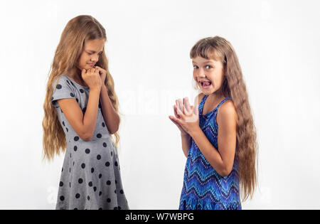 Ragazza arriva con una punizione per la sua amica per sostenendo tesi Foto Stock