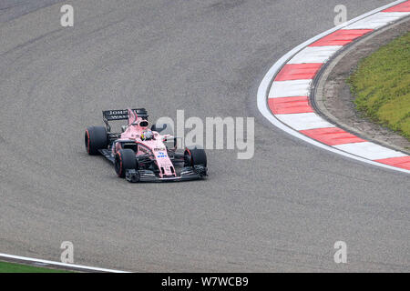 Mexican F1 driver Sergio Perez della Force India compete durante il 2017 Formula Uno Gran Premio di Cina a Shanghai International Circuit in Shangha Foto Stock