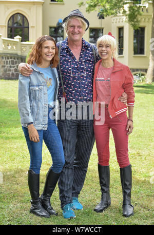 06 agosto 2019, Brandeburgo, Reichenow: attrice Harriet Herbig-Matten (l) come Tina, direttore Detlev Buck e attrice Katharina Hirschberg come Bibi stand sul set della serie di Amazon Bibi e Tina di fronte Schloss Reichenow. Le riprese del nuovo originale Amazon Bibi & Tina è attualmente in corso nella zona di Berlino. L'azione live di serie per tutta la famiglia che accompagna il giovane strega Bibi Blocksberg e il suo migliore amico Tina su le loro avventure al Reiterhof. La nuova serie è quella di essere girato da metà agosto e sarà disponibile esclusivamente per innescare i membri dalla prima metà del 2020. Phot Foto Stock