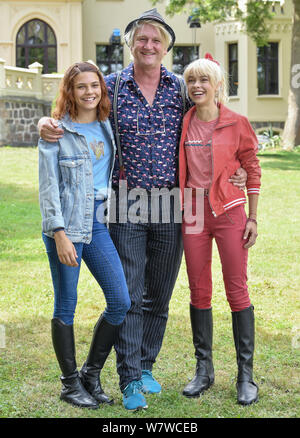 06 agosto 2019, Brandeburgo, Reichenow: attrice Harriet Herbig-Matten (l) come Tina, direttore Detlev Buck e attrice Katharina Hirschberg come Bibi stand sul set della serie di Amazon Bibi e Tina di fronte Schloss Reichenow. Le riprese del nuovo originale Amazon Bibi & Tina è attualmente in corso nella zona di Berlino. L'azione live di serie per tutta la famiglia che accompagna il giovane strega Bibi Blocksberg e il suo migliore amico Tina su le loro avventure al Reiterhof. La nuova serie è quella di essere girato da metà agosto e sarà disponibile esclusivamente per innescare i membri dalla prima metà del 2020. Phot Foto Stock