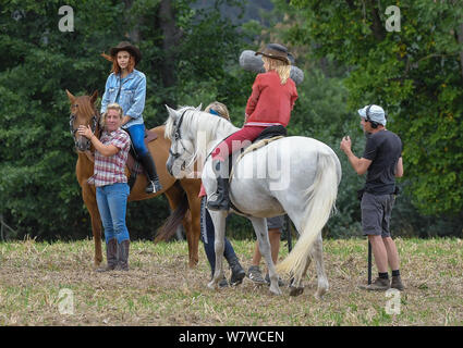 06 agosto 2019, Brandeburgo, Reichenow: le attrici Harriet Herbig-Matten come Tina su un cavallo (l) e Katharina Hirschberg come Bibi su un cavallo può essere visto sul set della serie di Amazon Bibi e Tina. Le riprese del nuovo originale Amazon Bibi & Tina è attualmente in corso nella zona di Berlino. L'azione live di serie per tutta la famiglia che accompagna il giovane strega Bibi Blocksberg e il suo migliore amico Tina su le loro avventure al Reiterhof. La nuova serie è quella di essere girato da metà agosto e sarà disponibile esclusivamente per innescare i membri dalla prima metà del 2020. Foto: Patrick Pleul/dpa-Zentr Foto Stock