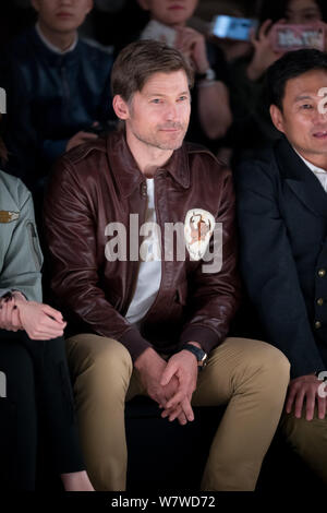 Attore danese Nikolaj Coster-Waldau assiste il fashion show di AK CLUB durante il 2017 Autunno/Inverno Shanghai Fashion Week in Cina a Shanghai, 8 aprile 2017. Foto Stock