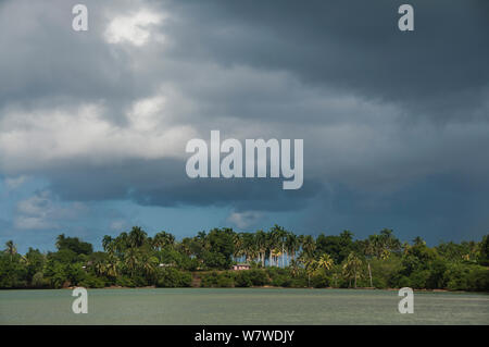 Punta orientale di Cuba nei pressi di Baracoa visto dal mare con nuvole scure overhead, provincia di Guantanamo, Cuba, novembre 2011. Foto Stock