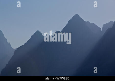 La Teton Range, (Les Trois Tetons) in fumo in estate durante gli incendi selvaggi, montagne rocciose, Grand Tetons National Park, Wyoming USA, settembre 2012. Foto Stock